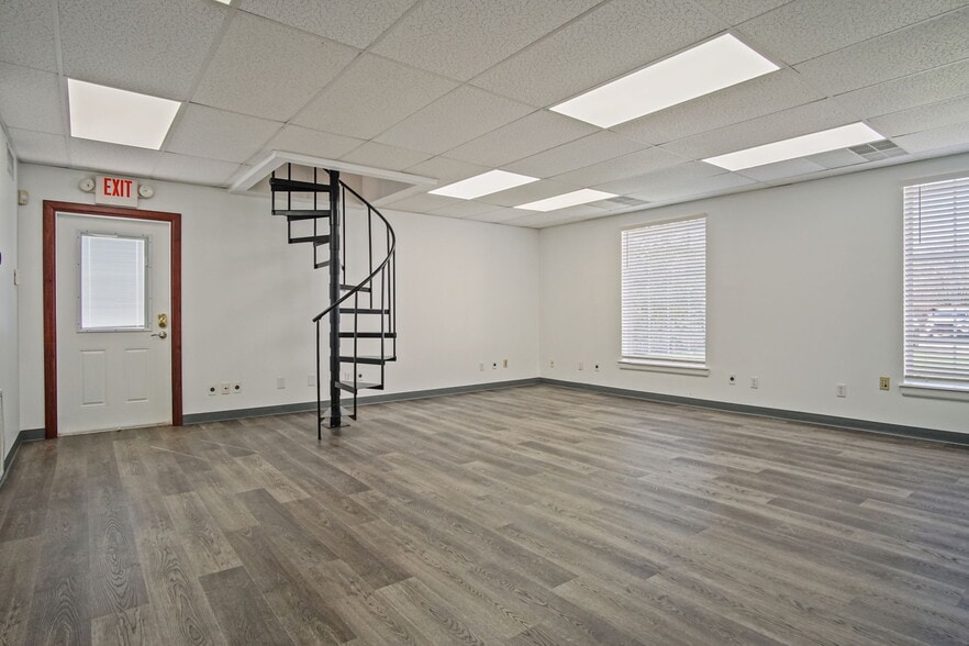 More Photos Of 2412 Palmer Cir, Norman Office For Sale