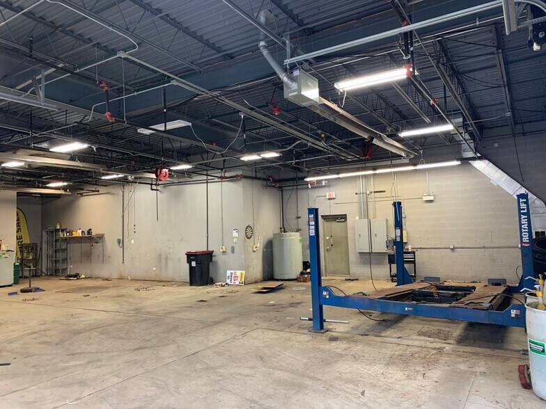 More Photos Of 313 S Schmale Rd, Carol Stream Freestanding For Lease