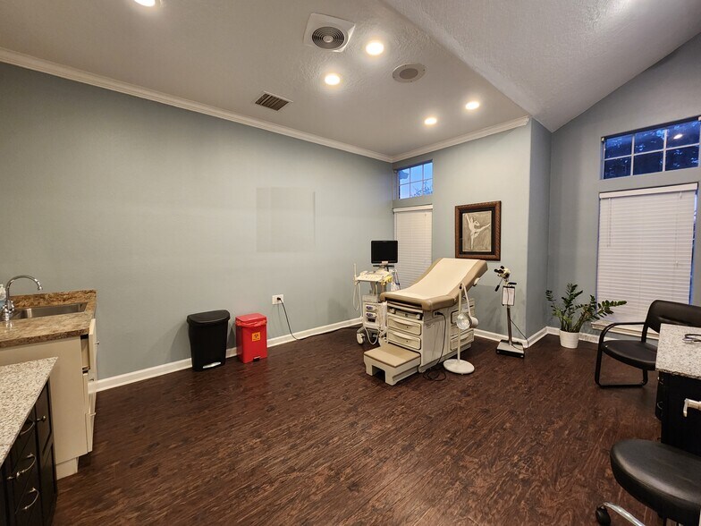 More Photos Of 225 E Edgewood Dr, Friendswood Hospital For Lease