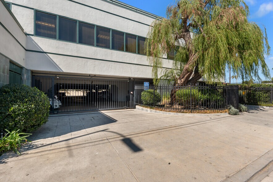 More Photos Of 6445 Sepulveda Blvd, Van Nuys Office For Lease