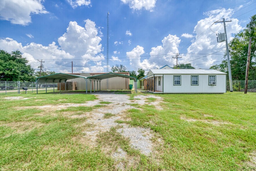More Photos Of 212 S Tammye Ln, Madisonville Office For Sale