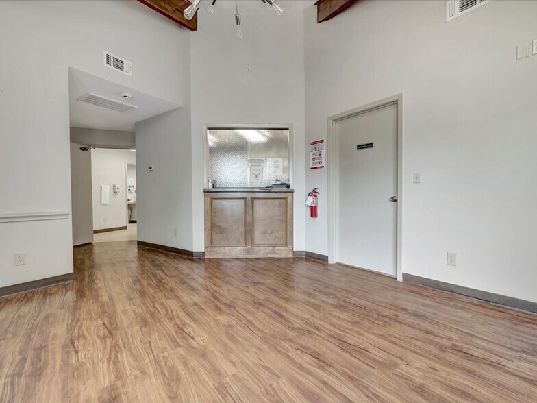 More Photos Of 202 S Temple Dr, Diboll Flex For Lease
