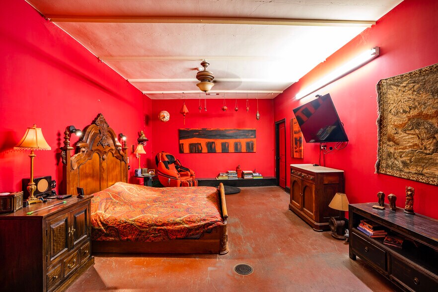 More Photos Of 2005 Wall St, Dallas Showroom For Lease