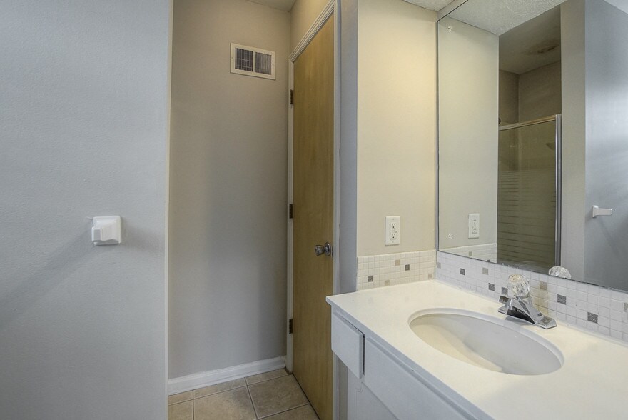 More Photos Of 7504 Wyoming St, Kansas City Apartments For Sale