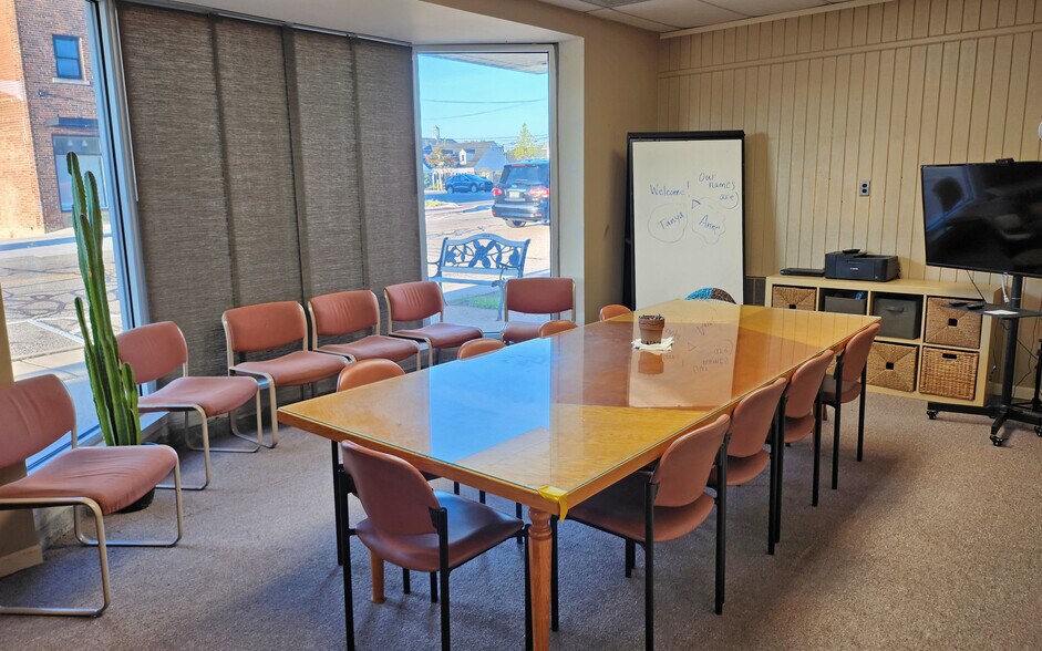 More Photos Of 584 W Ann Arbor Trl, Plymouth Freestanding For Lease