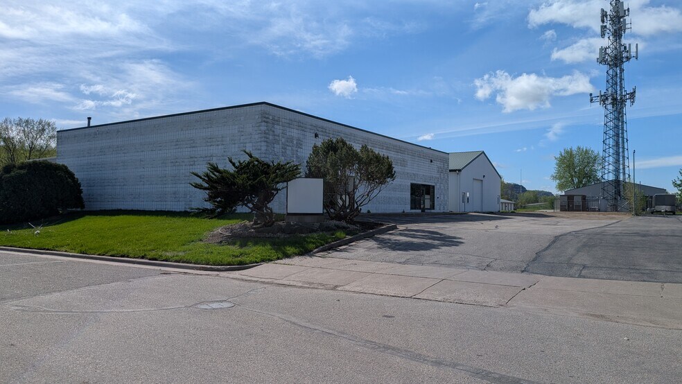 More Photos Of 2320 Cunningham St, La Crosse Warehouse For Sale