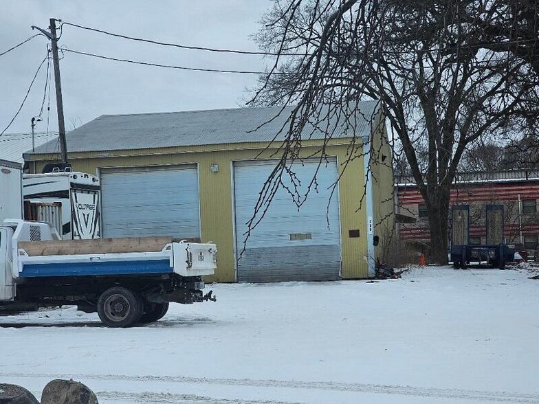 More Photos Of 211 Front St, Burlington Manufacturing For Lease