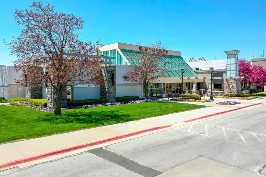 More Photos Of 120 Regency Pky, Omaha Unknown For Lease