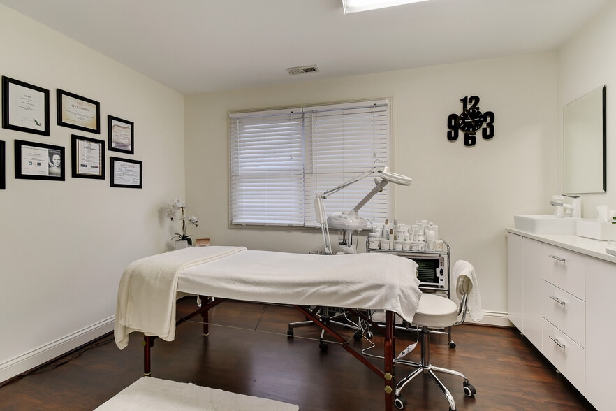 More Photos Of 103 E Ogden Ave, Clarendon Hills Medical For Sale