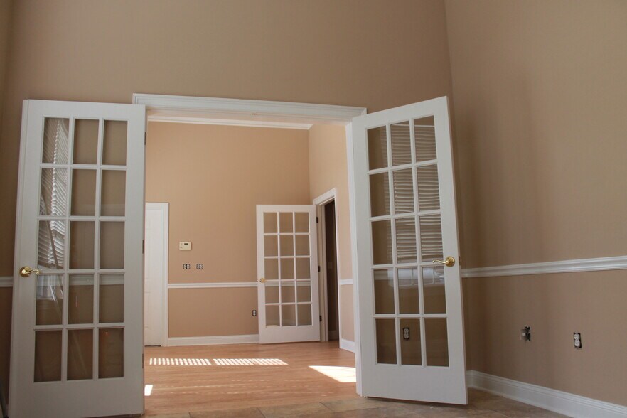 More Photos Of 6817 Southpoint Pky, Jacksonville Office For Sale
