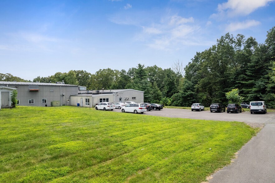 More Photos Of 555 Country Club Rd, Dallas Warehouse For Sale