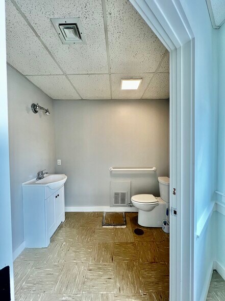 More Photos Of 2 Center St, Tariffville Freestanding For Sale