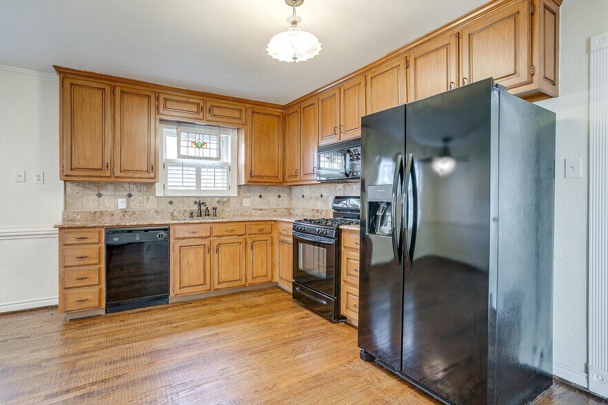 More Photos Of 113 N Tarrant St, Crowley Office For Sale