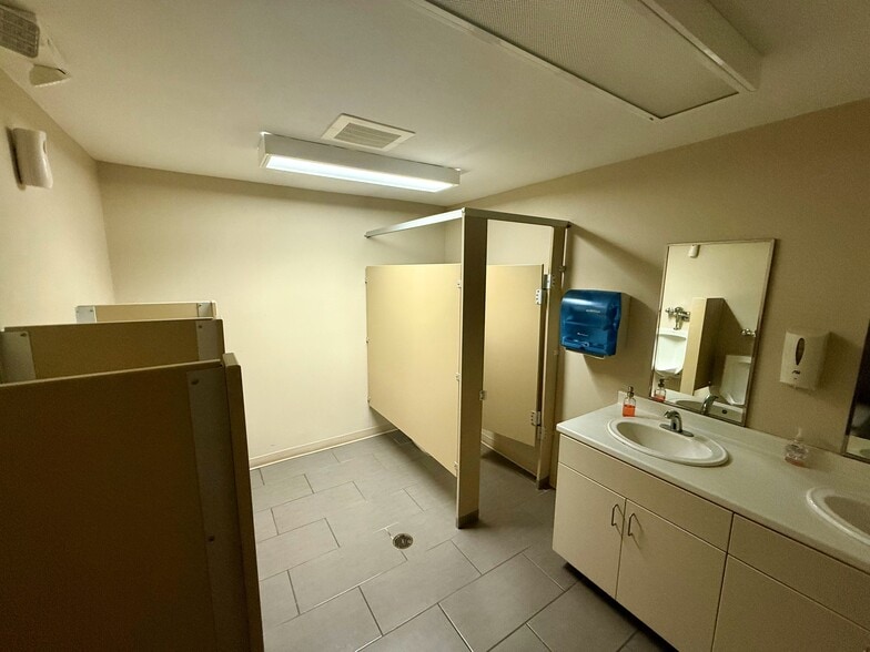 More Photos Of 1011 W Garden St, Pensacola Office For Sale