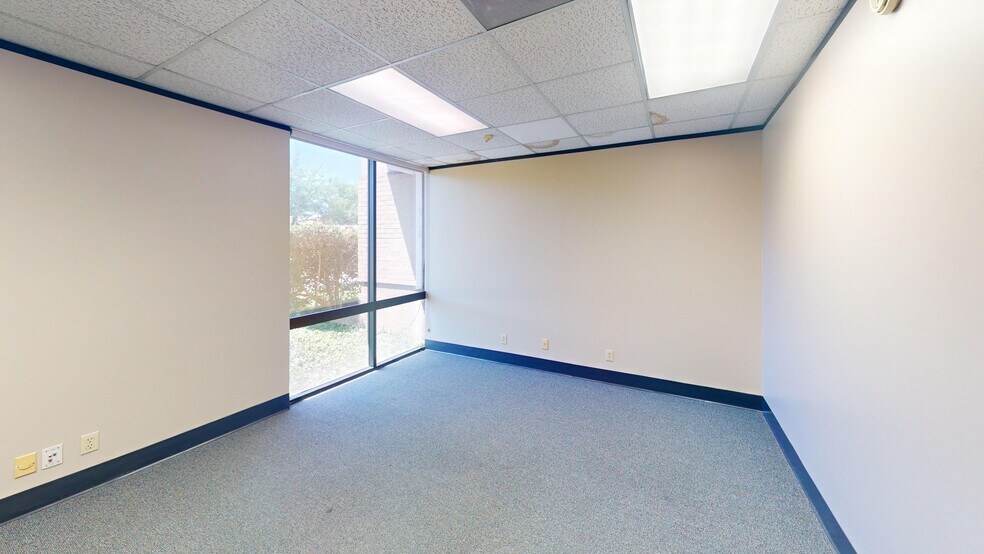 More Photos Of 9776 Whithorn Dr, Houston Showroom For Lease