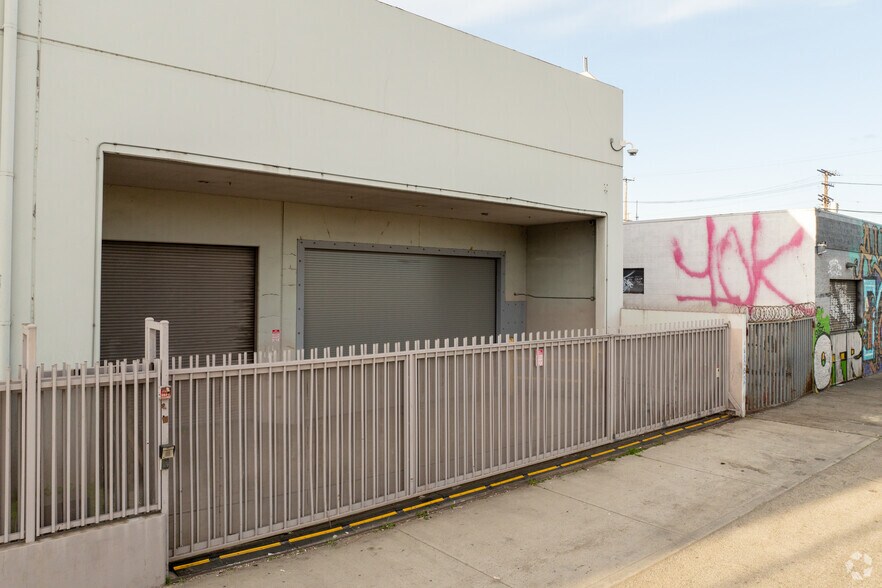 More Photos Of 2430 Porter St, Los Angeles Light Distribution For Lease