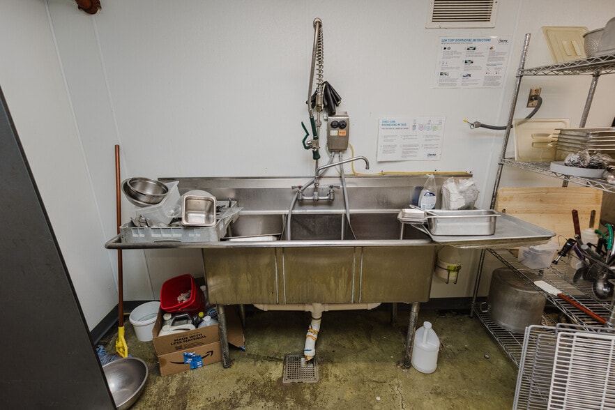 More Photos Of 830 N Kansas Ave, Topeka Bar For Sale