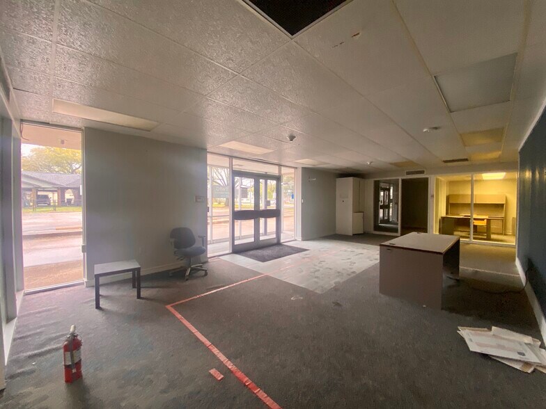 More Photos Of 1308 Boston Ave, Nederland Bank For Sale