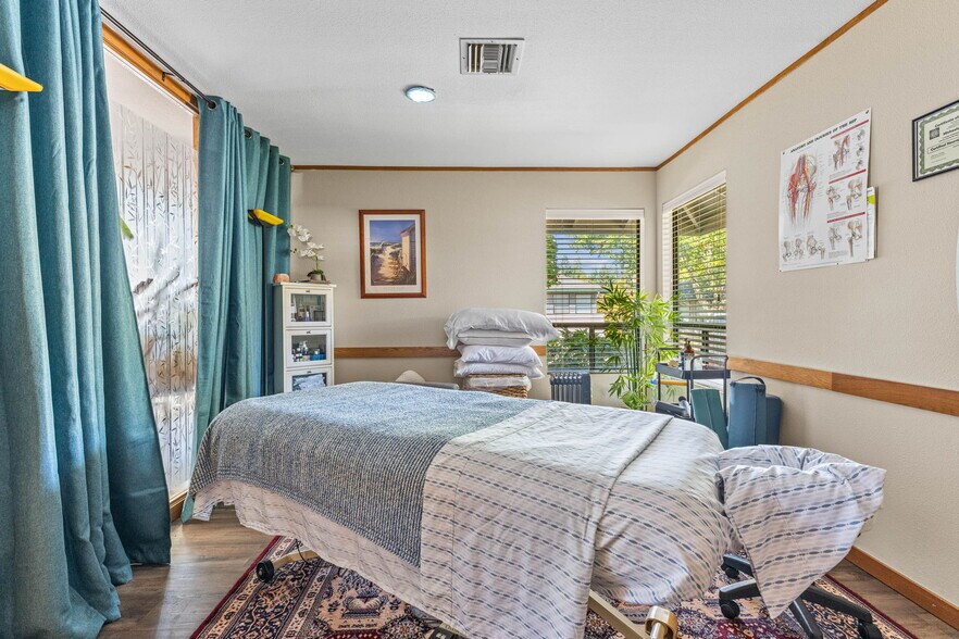 More Photos Of 1700 Cooper Point Rd SW, Olympia Office For Sale