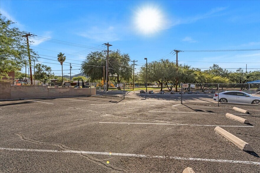 More Photos Of 1401 N Bailey Ln, Tucson Showroom For Sale