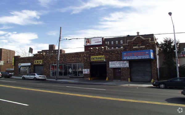 More Photos Of 1872 E Tremont Ave, Bronx Auto Dealership For Lease