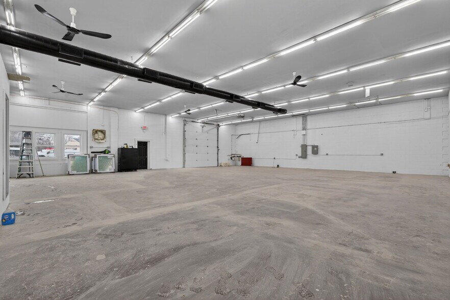 More Photos Of 890 Lafayette Rd, Seabrook Manufacturing For Lease