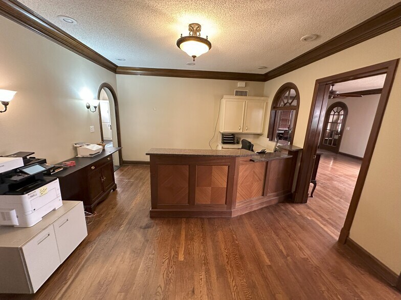 More Photos Of 2405 Broadway St, Lubbock Office For Sale
