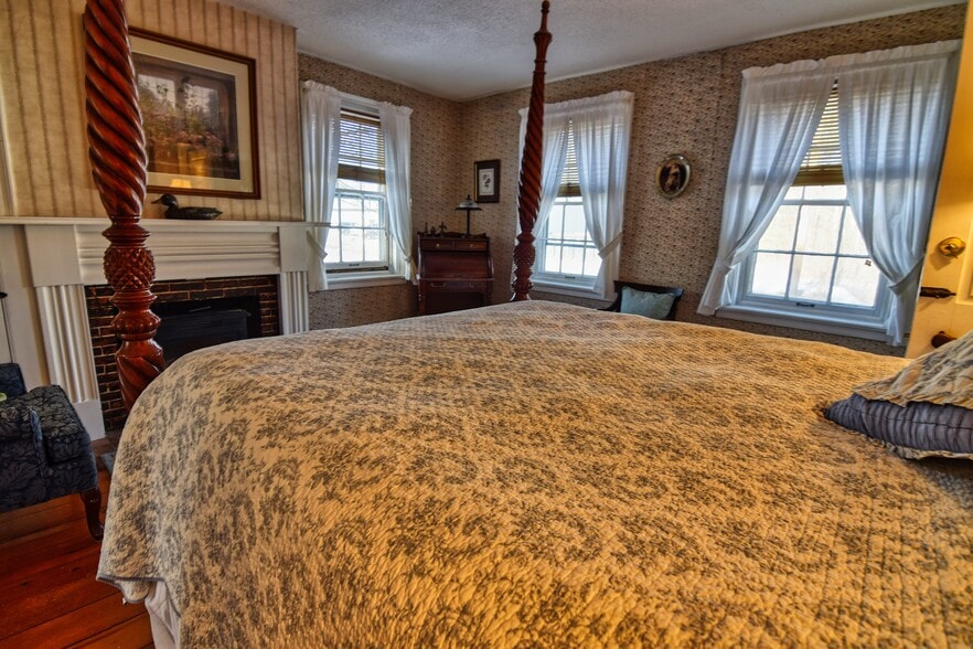 More Photos Of 27 Route 25, Plymouth Hospitality For Sale