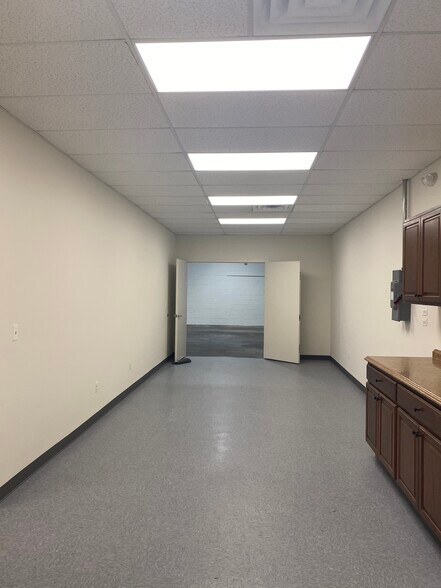 More Photos Of 1320 Lincoln Ave, Holbrook Warehouse For Lease