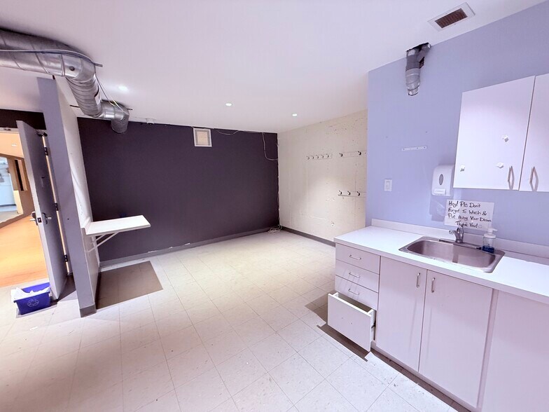 More Photos Of 391 Bank St, Ottawa Storefront Retail Office For Sale