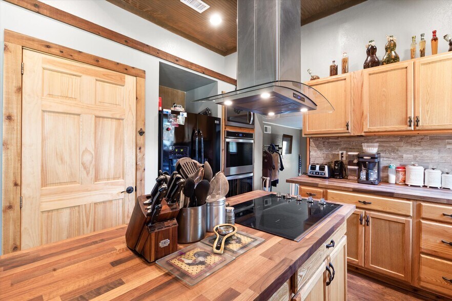 More Photos Of 725 Holmes Dr, Granbury Auto Repair For Sale