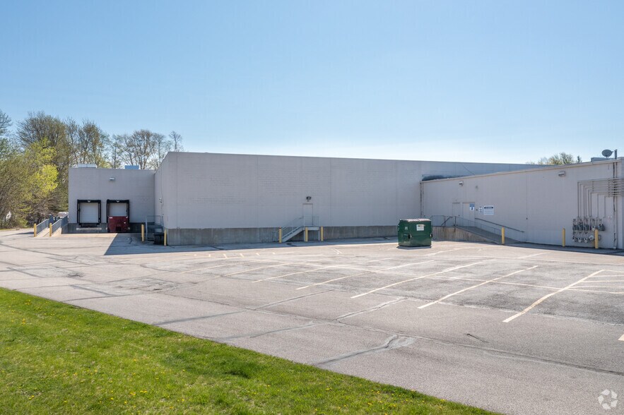 More Photos Of 6581-6603 N Ridge Rd, Madison Freestanding For Lease