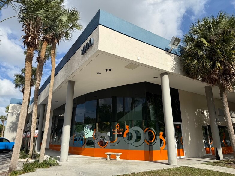 More Photos Of 1000 Park Centre Blvd, Miami Showroom For Lease