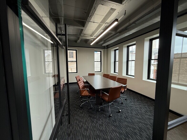 More Photos Of 28 N Saginaw St, Pontiac Office For Lease