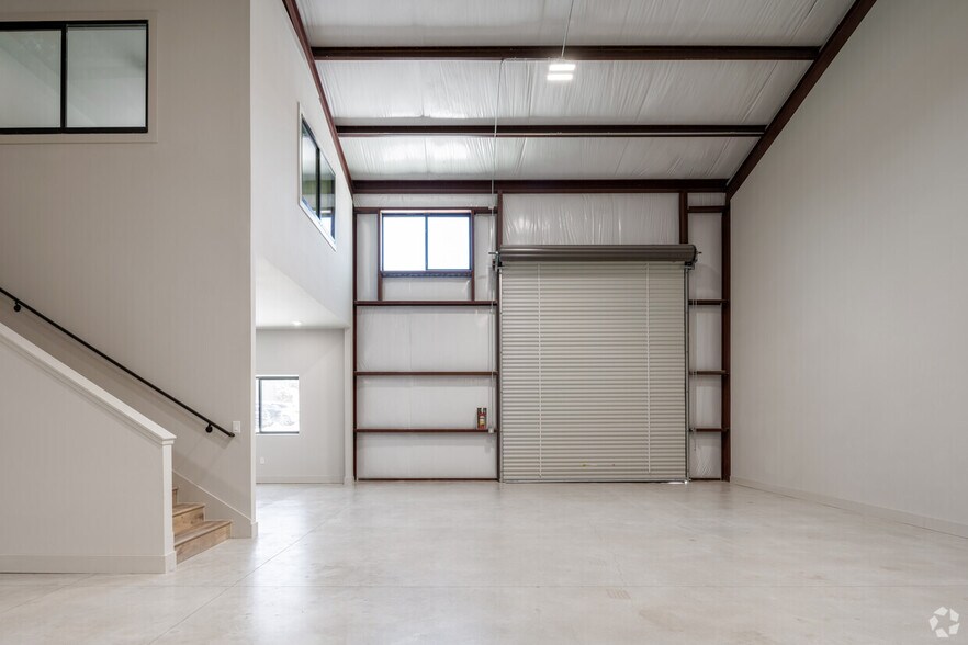 More Photos Of 15210 Fitzhugh Rd, Austin Distribution For Lease