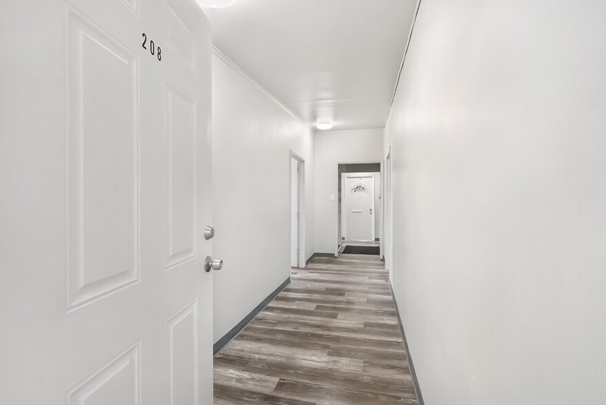 More Photos Of 8646 W Colfax Ave, Lakewood Freestanding For Lease