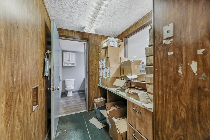 More Photos Of 13390 Ravenna Ave NE, Hartville Flex For Sale