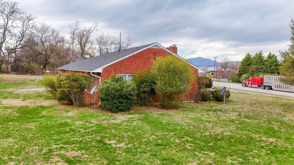 More Photos Of 1001 E Lynchburg Salem Tpke, Bedford Office For Sale