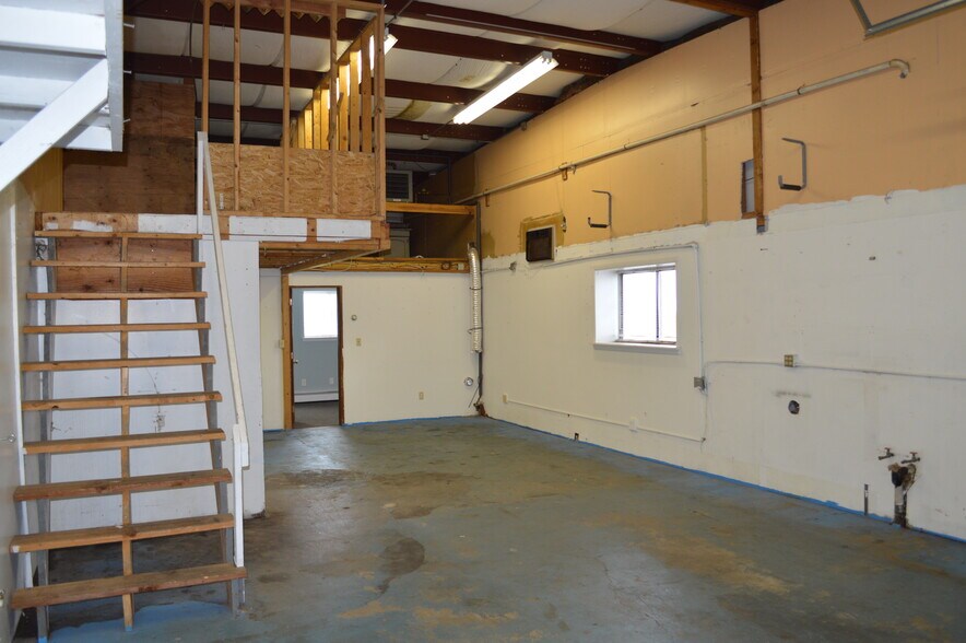 More Photos Of 15 Herman Dr, Simsbury Light Manufacturing For Lease