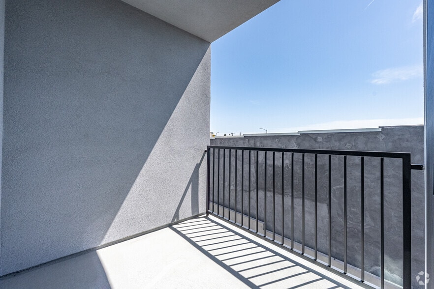 More Photos Of 300 W 60th St, Los Angeles Apartments For Sale