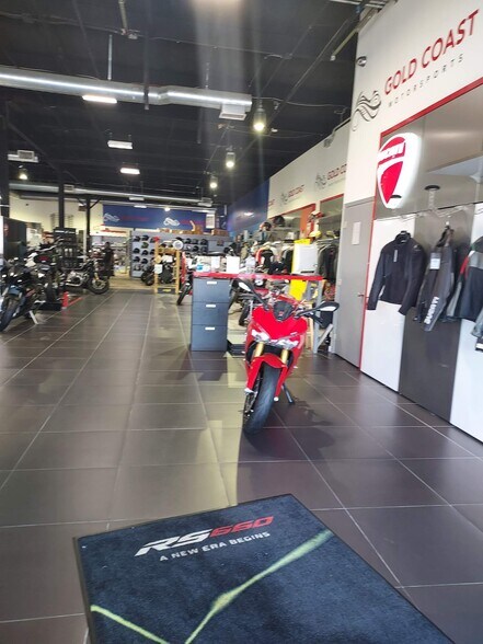 More Photos Of 2070 Jericho Tpke, New Hyde Park Auto Repair For Lease