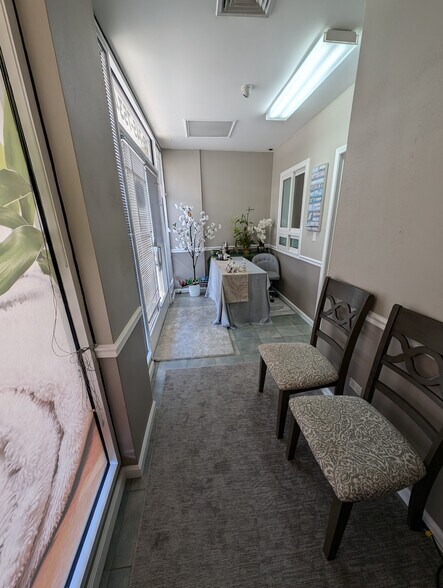 More Photos Of 2111 S Beretania St, Honolulu Storefront Retail Office For Lease