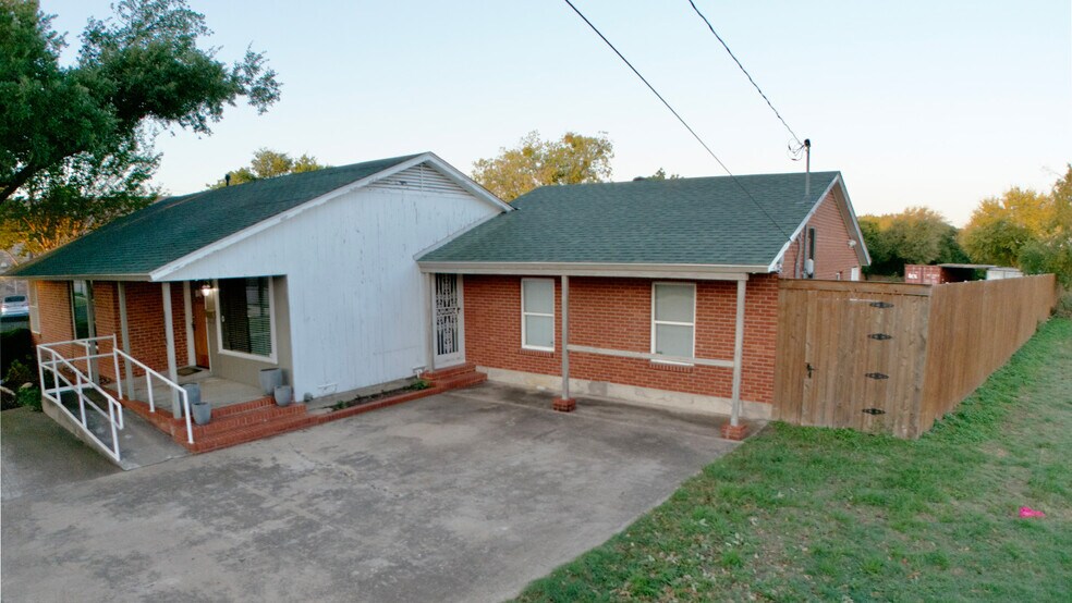 More Photos Of 3310 Lackland Rd, Fort Worth Office For Sale