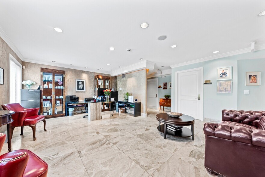 More Photos Of 330 W Frontage Rd, Northfield Medical For Lease