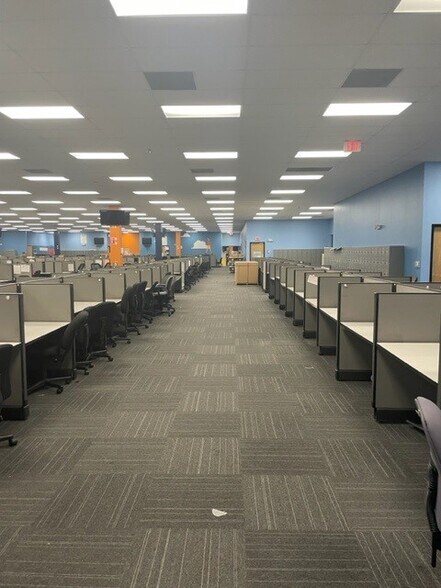 More Photos Of 12601 Corporate Lakes Dr, Fort Myers Flex For Lease