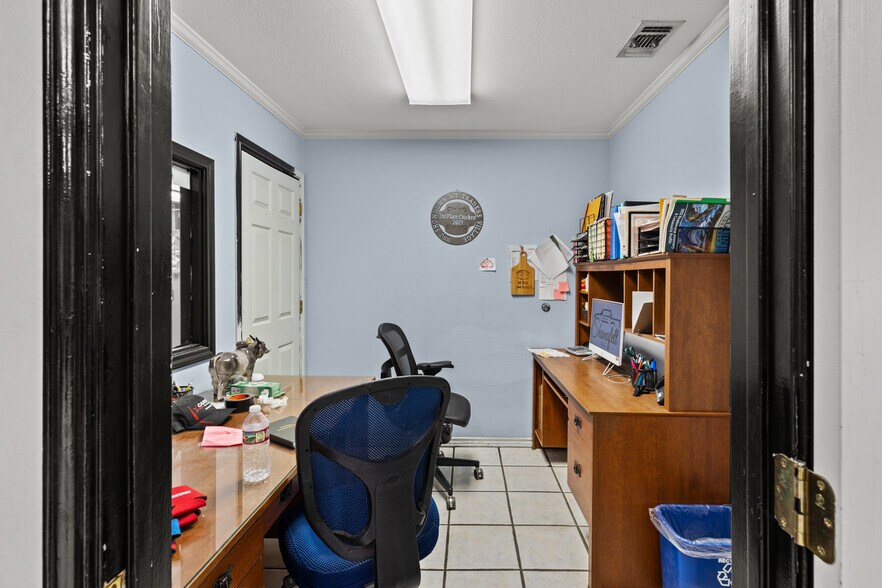 More Photos Of 955 W Kingsbury St, Seguin Auto Repair For Sale