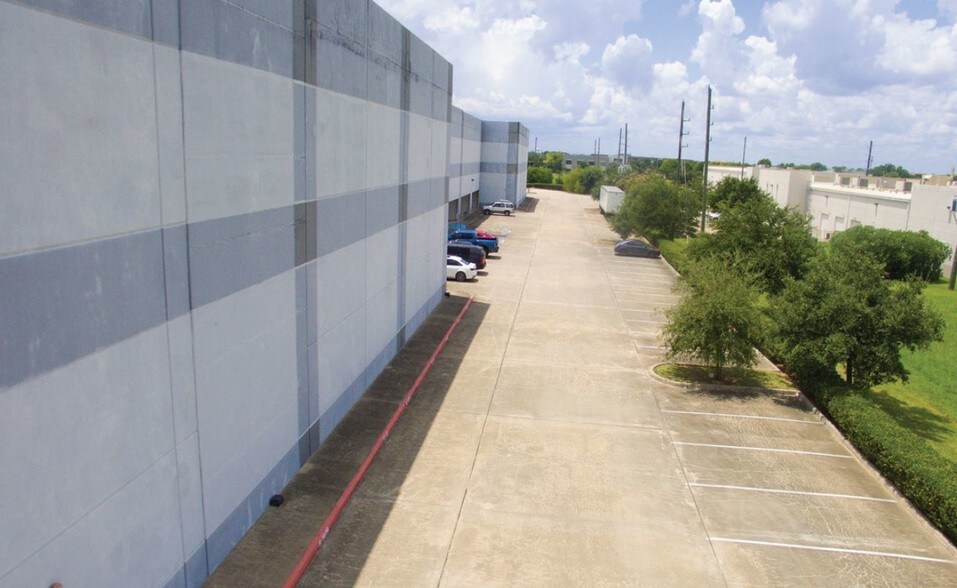 More Photos Of 12010 Dairy Ashford, Sugar Land Distribution For Lease