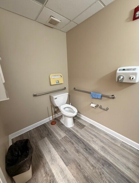 More Photos Of 66 Buck Rd, Southampton Medical For Lease