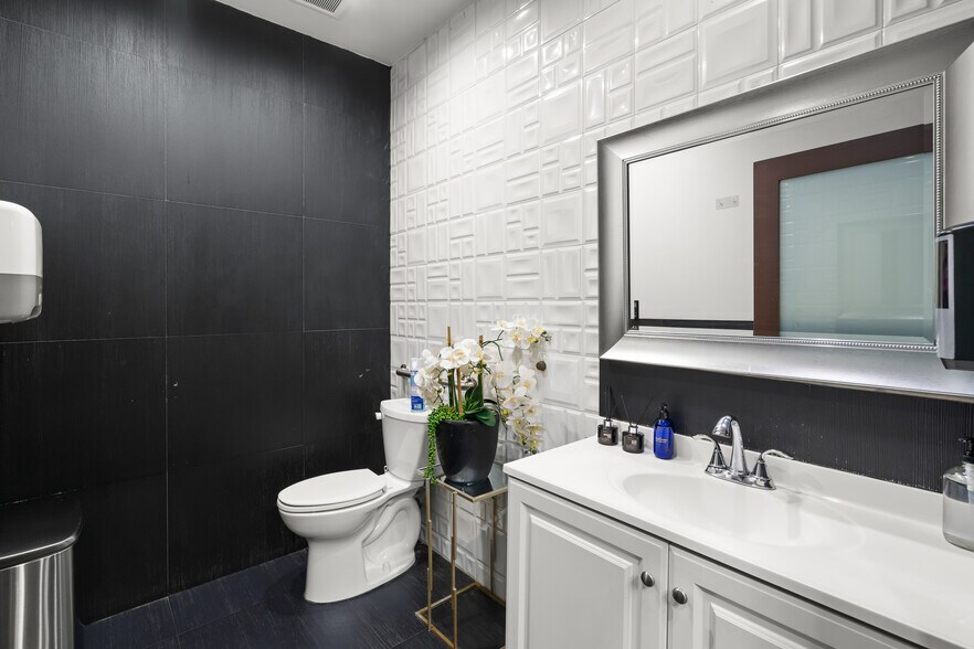 More Photos Of 2052 NW Miami Ct, Miami Flex For Lease