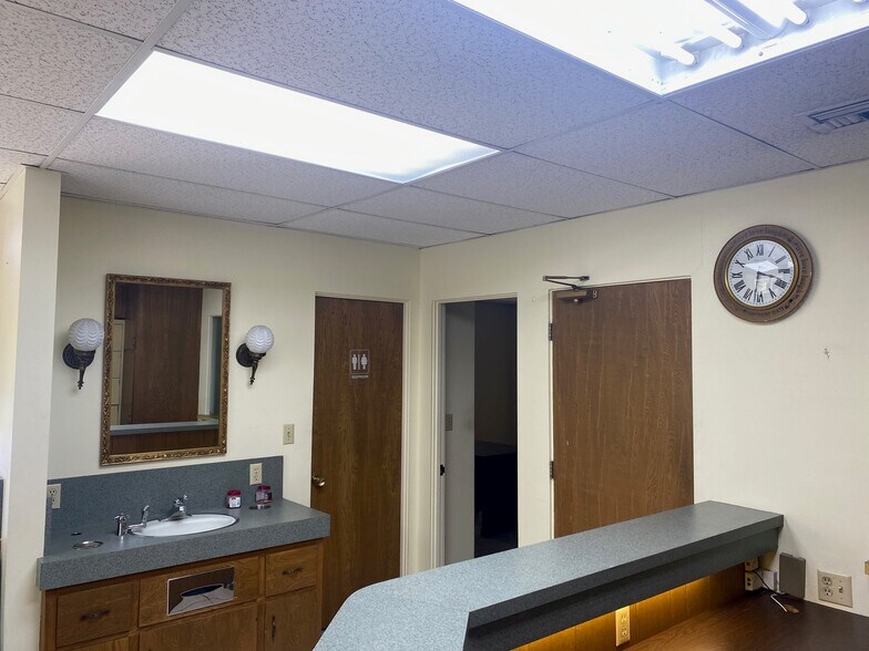 More Photos Of 23111 Ventura Blvd, Woodland Hills Medical For Lease